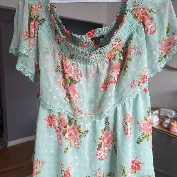 BNWT Torrid Off the Shoulder Green Floral Swiss Dot Smocked Ruffle Top Sz 1 - Picture 3 of 4
